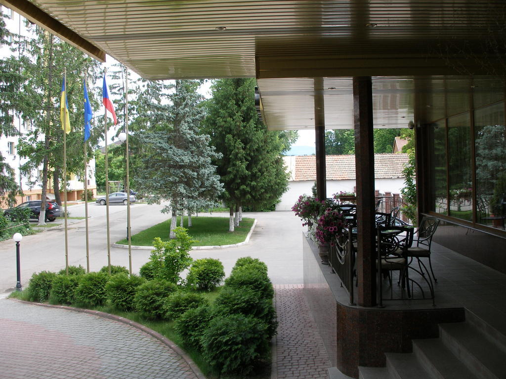 Olymp Hotel Uzhhorod Exterior photo